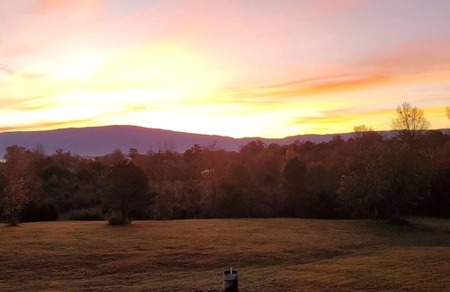 Tennga House | Barn at Frog Hollow, 2 bedroom ground floor unit. Great Mountain Views!