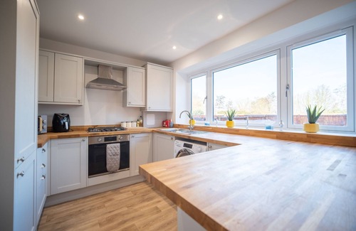 King's Bromley House | Barn Conversion - Commutable to lots of attractions, family & pet-friendly.
