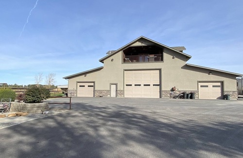 Gooding County House | Barn Dominion, 2000 sq ft ,1 mile from golf course & Box Canyon State Park