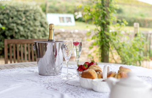 Chipping Sodbury House | Barn End at Woodcock Farm - cosy and stylish flat on a farm near Bath
