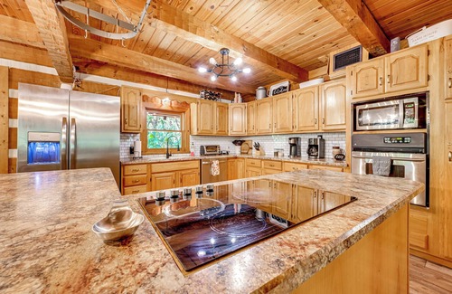 Sebring Cabin | Barn Hangout + Grill Station: Sebring Family Cabin