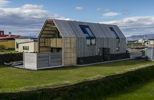 Stokkseyri House | Barn House by the shore in South Iceland - with hot tub