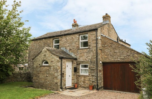 Thornton Rust Cottage | BARN HOUSE, family friendly, with open fire in Thornton Rust