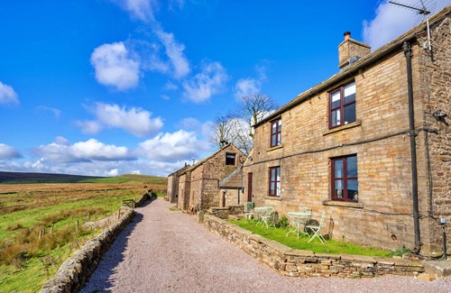 Buxton Cottage | Barn in Peak District with Countryside Views