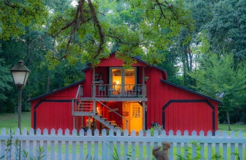 Breaux Bridge House | Barn Loft Suite with Jacuzzi Bath on Private Pond at Country Charm B&B