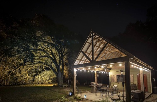 Breaux Bridge House | Barn Loft Suite with Jacuzzi Bath on Private Pond at Country Charm B&B