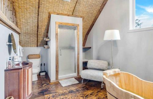 Sugar Grove House | Barn Vibes + Petting Zoo + Hot Tub!