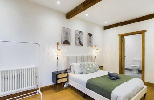 Uckfield House | Barn with Hot Tub, Pool Table & Pizza Oven