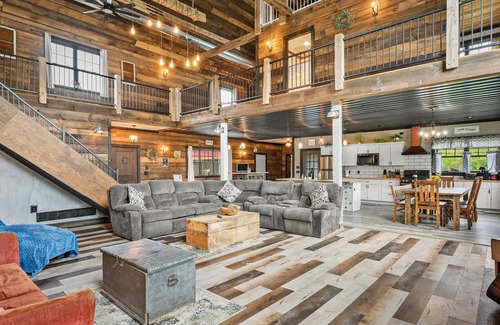 Merrimac House | Barndo with a Beach! Golf Sim, Slide, HotTub/Sauna, Volleyball, Frolf, Sleeps 24