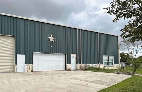 Pearland House | Barndominium with great amenities!