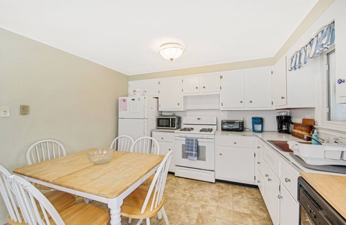Beach Haven Cottage | Barnegat Light EASY walk to guarded ocean and bay beaches- 1st floor duplex
