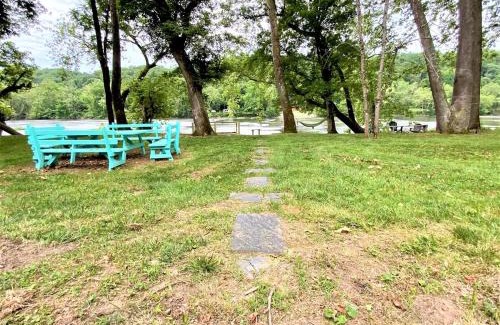 Luray House | Barney's Retreat- Rustic cabin on the river!