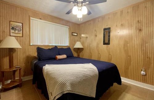 Luray House | Barney's Retreat- Rustic cabin on the river!