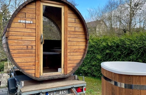 Hohnstein Apartment | Barrel sauna Hohnstein Oasis with cooling pool, parking and washing machine
