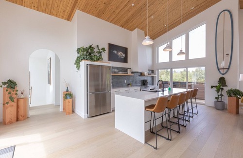 Tofino House | Barrel Sauna I Modern I Fire Pit I EV Charger