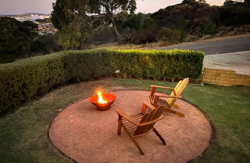 Port Lincoln House | Barrel Sauna, Wood-fired pizza Oven, Bay Views, Fire pit, Play Set, Pet Friendly