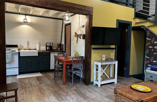 Glasgow House | Barren Lake Waterfront Eclectic Cabin - Dock; 17 miles from Mammoth Cave