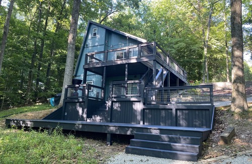 Glasgow House | Barren Lake Waterfront Eclectic Cabin - Dock; 17 miles from Mammoth Cave