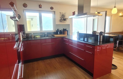 Brione sopra Minusio House | Barrier-free house with Jacuzzi, glass pool, PW charging station - dogs allowed!