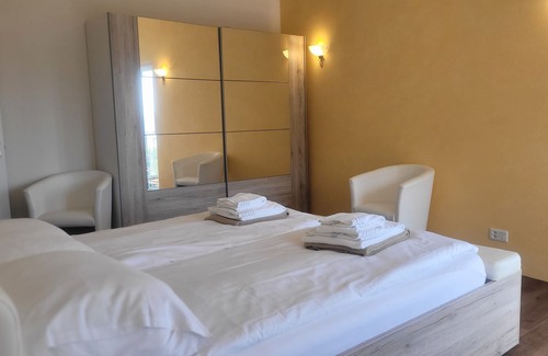 Brione sopra Minusio House | Barrier-free house with Jacuzzi, glass pool, PW charging station - dogs allowed!