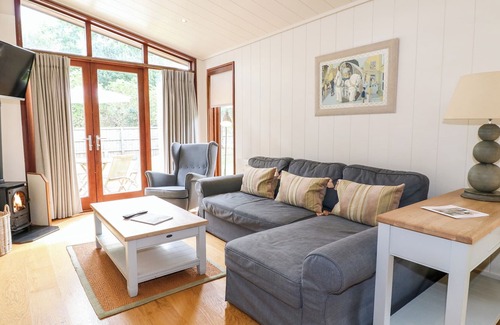 Barnsdale Cabin | BARROWDEN, pet friendly, with open fire in Exton, Rutland