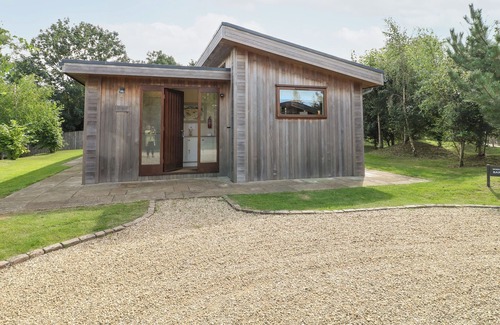Barnsdale Cabin | BARROWDEN, pet friendly, with open fire in Exton, Rutland