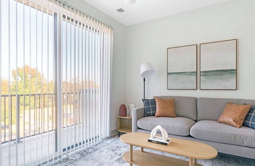 Richmond Apartment | Barsala l Modern 1BD near the Arts District in Richmond