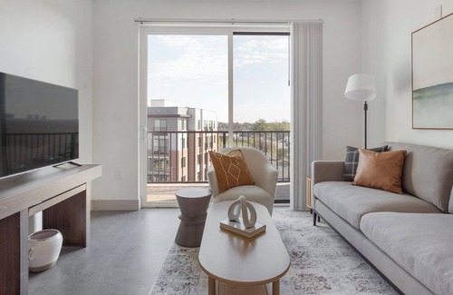 Richmond Apartment | Barsala l Modern 2BD overlooking a sparkling pool, fast Wi-Fi