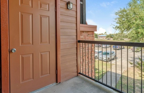 Southbelt/Ellington Apartment | Barsala l Settler’s Ranch 1BD: Fitness, Pool & More!
