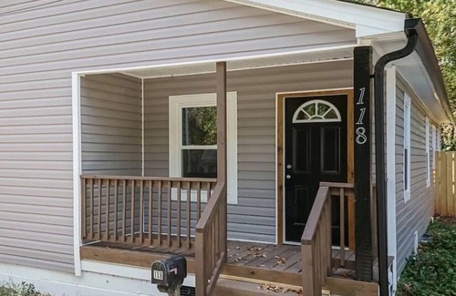 Downtown House | Bart St Bungalow- Pet Friendly!