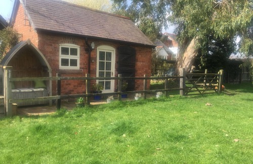 Barton Cottage | Barton Bank Cottage-Romantic Country Cottage for 2-pet friendly
