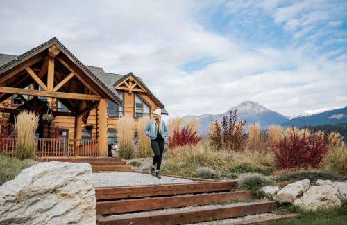 Golden Cabin | Basecamp Lodge Golden