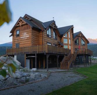 Golden Cabin | Basecamp Lodge Golden