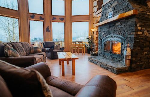 Golden Cabin | Basecamp Lodge Golden