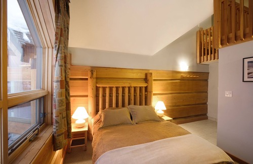 Golden Cabin | Basecamp Lodge Golden | Queen and Two Twins