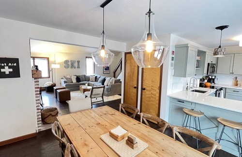 West Dover Condo | Basecamp Mount Snow + Modern & Perfect for 2 families + 5 min. to ski mountain!