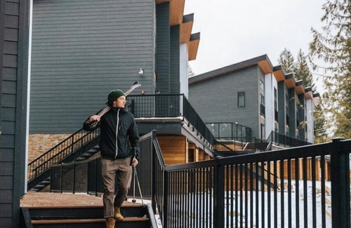 Revelstoke Hotel | Basecamp Resorts Revelstoke I Micro-Suite (Dog Friendly)
