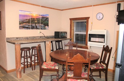 Collbran Cabin | BaseCamp - Rustic cottage in Collbran
