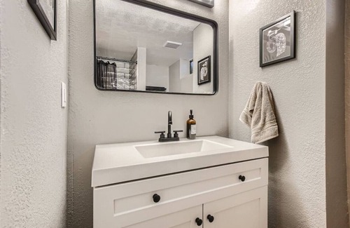 North Park Hill House | Basement Guest Suite I Pool Table I Hot Tub I TV