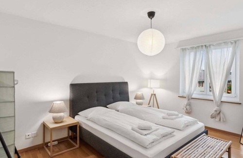 Gewerbeschule Apartment | Basic 3BR Stay with Balcony Near Zürich HB