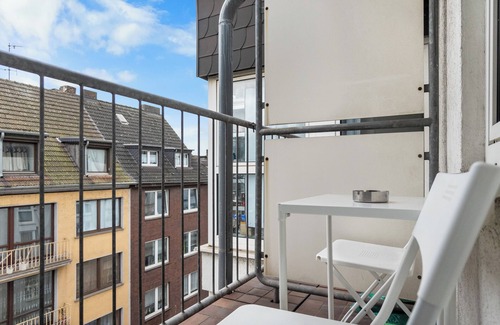 Ruhrort Apartment | Basic but comfortable, cosi - 30 min to DUsseldorf exhibition/fair, great value