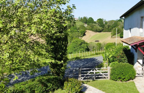 Louhossoa Apartment | BaskoParadis I Eco-Gite I Basque Farmhouse I Bed180 I Terrace I View I Garden