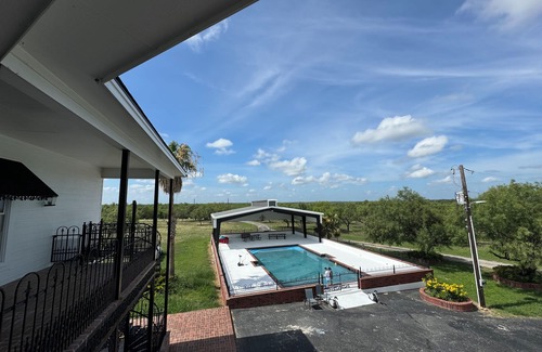 Hondo House | Basque in this 6 bedroom, 5.5 spacious home. Perfect space for entertaining!