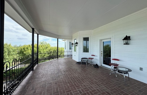 Hondo House | Basque in this 6 bedroom, 5.5 spacious home. Perfect space for entertaining!