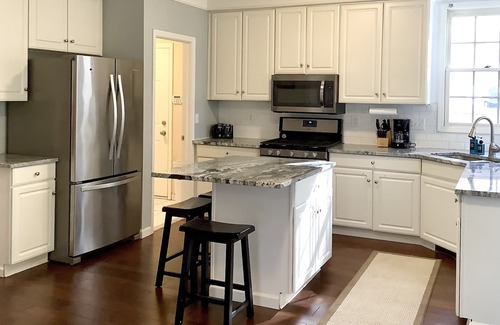 Westlake House | Basset Rd - Spacious & Newly Updated