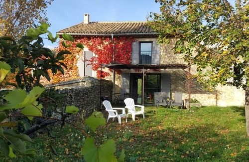 Apt House | Bastide de la Mandarine du 18 ° s Red Ocher Natural in the Heart of the Luberon