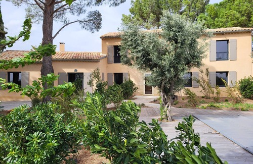 Carpentras House | Bastide provençale amidst vineyards with swimming pool and lovely view - Sleeps 12
