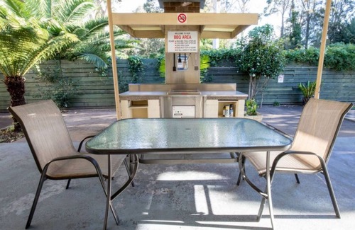 Batehaven Apartment | Batemans Bay Studio Escape with Lush Vista