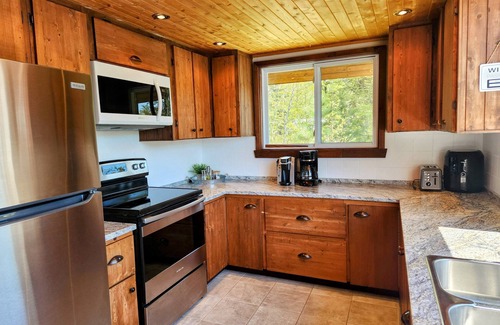 Mauricie Ski Chalet | Batiscan Riverside Nature Getaway in Mauricie - Hot tub, view & relaxation