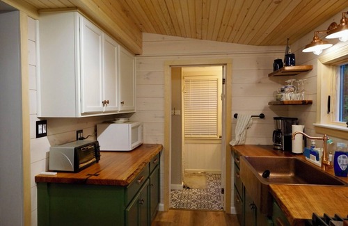 Brooklin House | Batten's ReTreat Cozy 2-BR Brooklin Maine waterfront cabin - WiFi, kayaks, grill